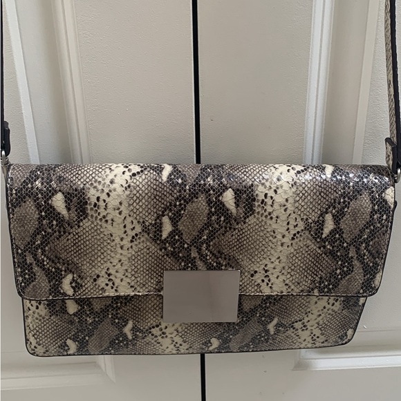 Zara Cross over bag with 3 compartments. - Picture 2 of 5